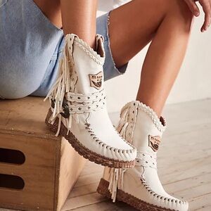 El Vaquero Moccasins with Fringe and Braided Details